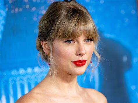 Taylor Swift shows she means business in K red Versace suit 